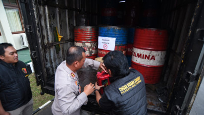 Timbun Puluhan Drum Solar Subsidi, Dua Warga Banyuwangi Diamankan Polisi 