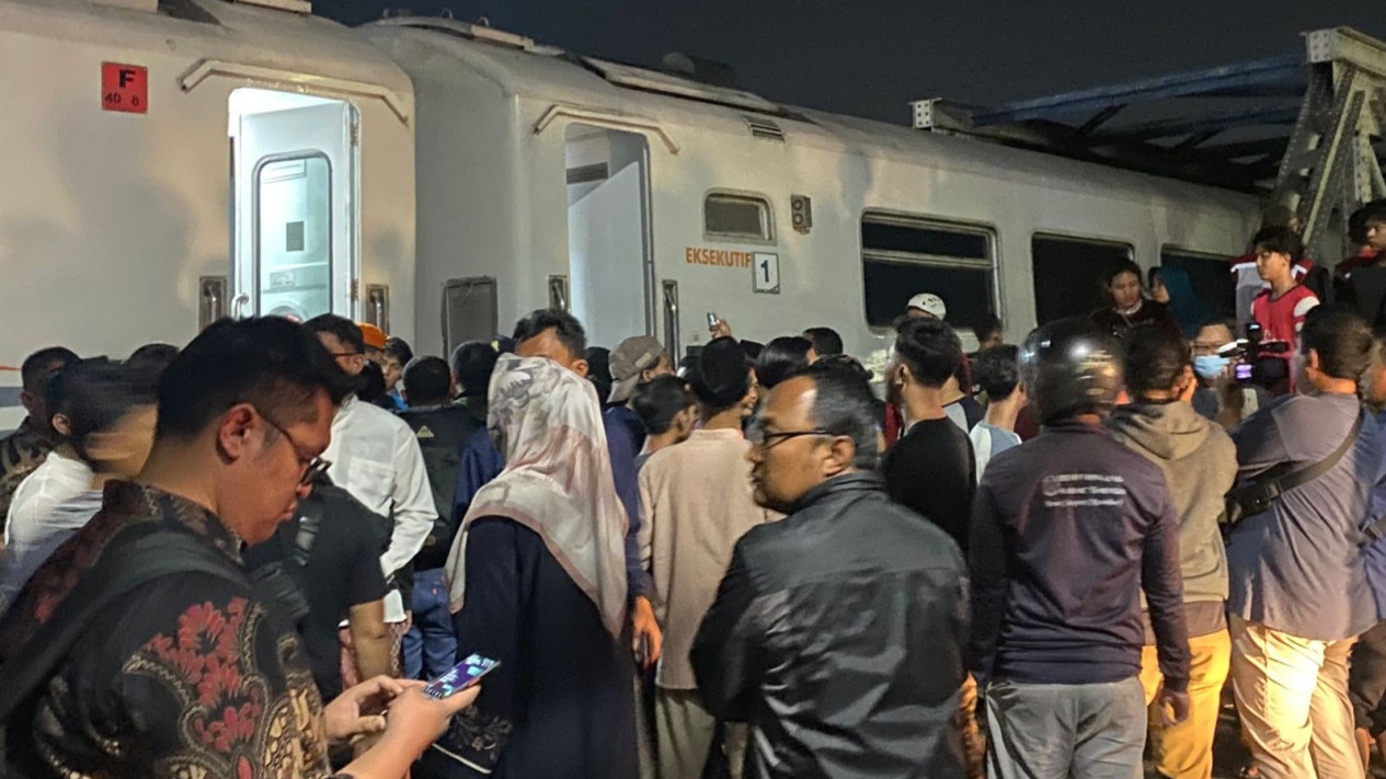 Kereta Tabrak Truk, Penumpang Kaget Tiba-tiba Mengerem Tidak Biasa
            - galeri foto