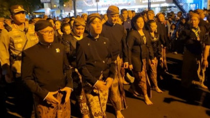 Ganjar Pranowo hingga Gibran Rakabuming Ikuti Kirab Pusaka Dalem 1 Suro Pura Mangkunegaran