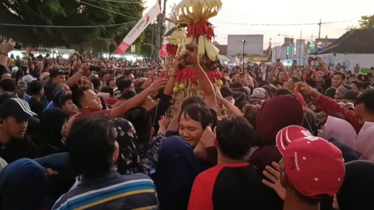 Tradisi Kirap Pusaka Perayaan Tahun Baru Islam, Warga Ponorogo Berebut Air Jamasan dan Buceng Porak
            - galeri foto
