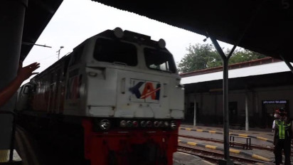 Imbas Laka Kereta Tabrak Truk di Semarang, 8 KA Jarak Jauh Terlambat Datang di Wilayah Daop 8 Surabaya