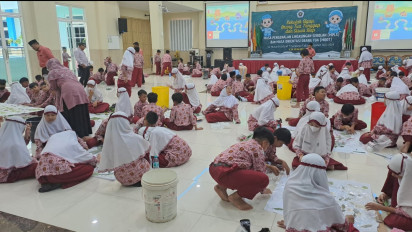 Peringati Tahun Baru Islam, Siswa SD Membatik Eco Print untuk Hadiah Guru di Sekolah