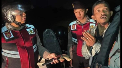 Polres Pringsewu Lampung Amankan Dukun Bawa Senjata Tajam, Sita 3 Badik dan 5 Keris