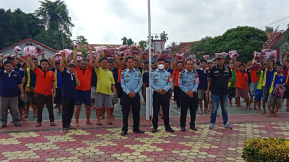 Lapas Sekayu Kanwil Kumham Sumsel Bagikan Baju Dis untuk Warga Binaan