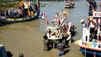 Peringati Tahun Baru Islam, Ratusan Nelayan Pesisir Pamekasan Madura Gelar Ritual Petik Laut