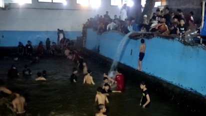 Tradisi Jeguran, Malam 1 Suro Puluhan Warga Pati Mandi di Kolam Pesarean Mbah Mutamakkin Kajen