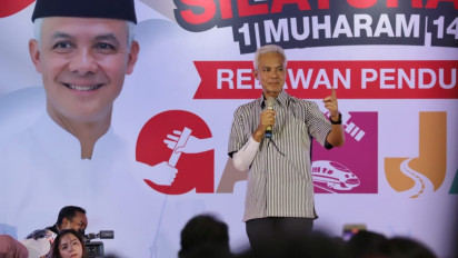Ganjar Pranowo Ungkap Jokowi Secara Spesial Desain Kemeja Kampanye Bergaris Hitam Putih