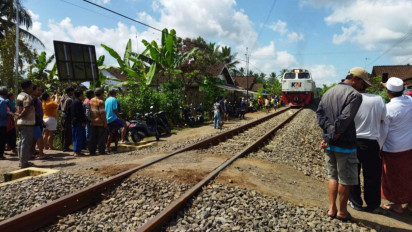 Seorang Pengendara Sepeda Motor Luka Parah Usai Tertabrak KA Probowangi di Perlintasan Ilegal Sumberwadung-Kalisetail