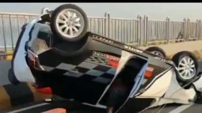 Usai Tabrak Pembatasan Jalan, Sebuah Mobil Terguling hingga Ringsek di Jembatan Suramadu