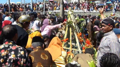Ribuan Warga Temanggung Berebut Gunungan Grebeg Suro di Sendang Umbul Jumprit