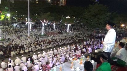 Puluhan Ribu Warga Makassar Bermunajat Melangitkan Doa Tahun Baru Islam 1445 Hijriah di Anjungan Pantai Losari