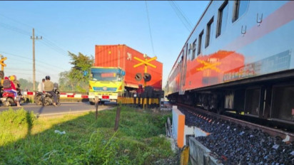 Lagi, Truk Kontainer Terabas Palang Pintu di Jember, KAI Polisikan Sopir