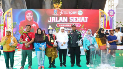 Gubernur Khofifah Bagikan 1445 Bibit Pohon Gratis dalam Jalan Sehat 1 Muharram 1445 H di Masjid Al-Akbar Surabaya