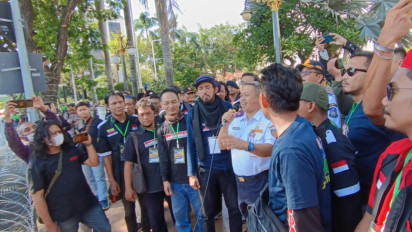 Full Senyum, Tarif Taksi Online dan Ojol Naik di Wilayah Jawa Timur