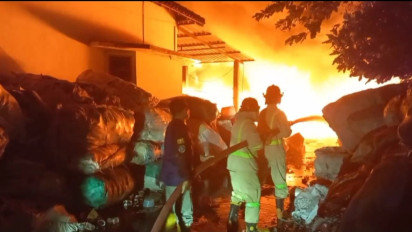 Gara-Gara Bakar Sampah, Gudang Rosok di Madiun Ludes Terbakar