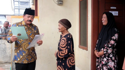 Menteri Hadi Tjahjanto Serahkan 10 Sertifikat Tanah PTSL Door-to-Door di Medan, Pastikan Proses Lancar dan Bebas Pungli