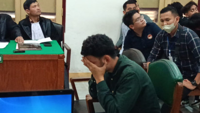 Trauma Berat! Ken Admiral Tutup Wajah dan Telinga Saat Video Penganiayaan Diputar Kembali di Pengadilan