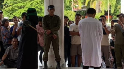 Sebanyak 10 Orang Pejudi Online Jalani Eksekusi Cambuk di Lapangan Merdeka Langsa Aceh