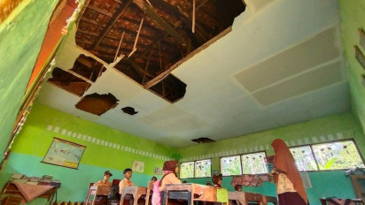 Memprihatinkan, Siswa di Lumajang Jalani Proses Belajar di Bawah Atap Sekolah yang Rawan Ambruk