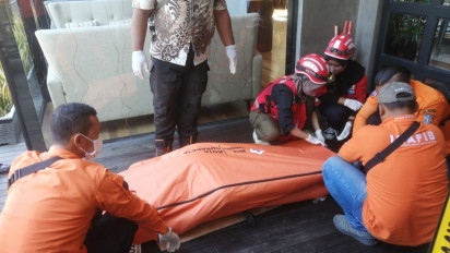 Raja Mabuk Ditemukan Meninggal Dunia Pegang Botol Minuman Keras di Depan Restoran di Surabaya