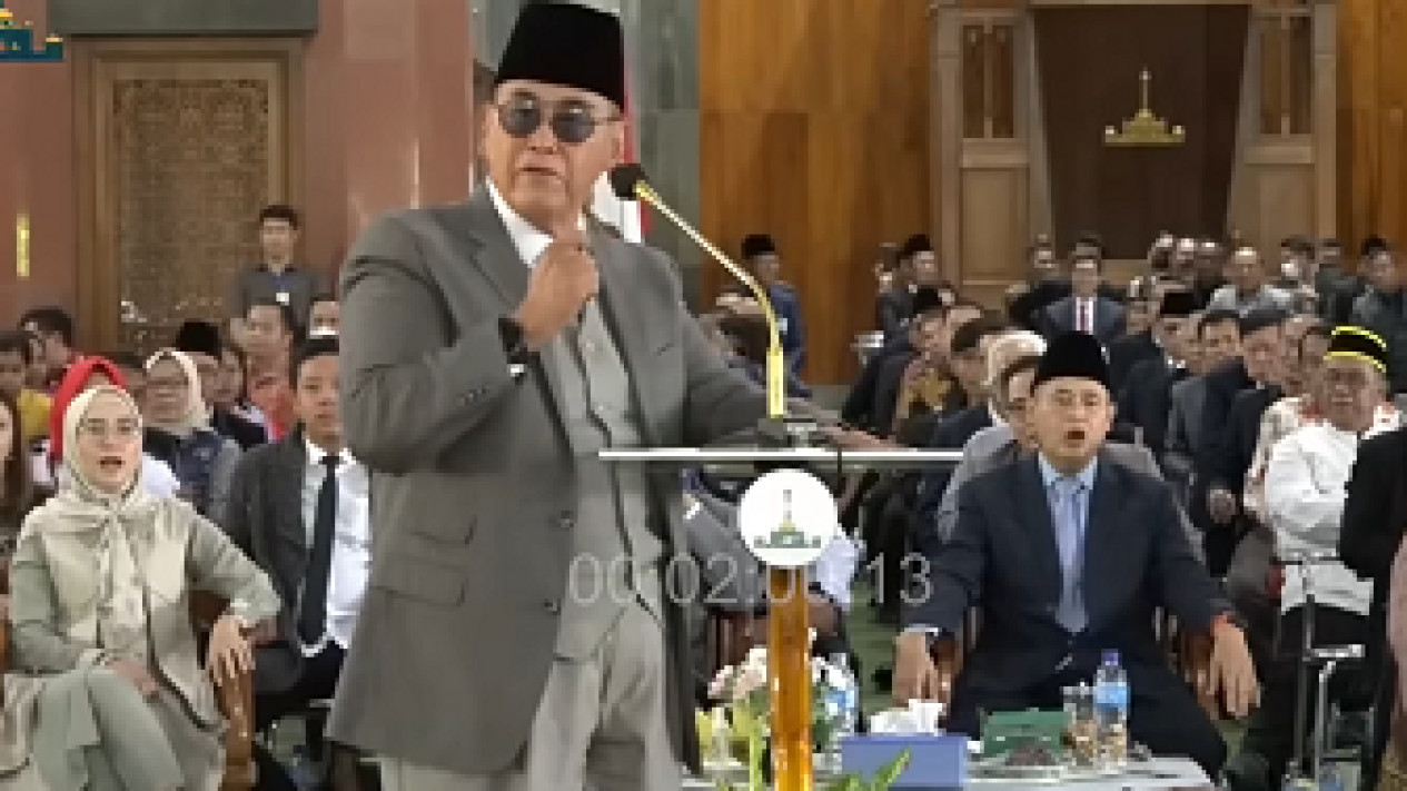 Dalam Peringatan 1 Muharam, Panji Gumilang Malah Nyanyi Lagu Yahudi Selain Shalom Aleichem, Liriknya Shalom...
            - galeri foto