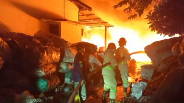 Gara-Gara Bakar Sampah, Gudang Rosok di Madiun Ludes Terbakar, Ini Kronologisnya