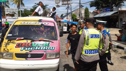 Angkut Penumpang ke Atap Mobil, Sopir Angkutan Umum di Sibolga Disanksi Petugas