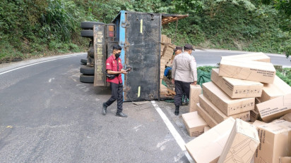 Sopir Pusing Kepala, Truk Muatan Timbangan Bayi Terguling dan Menimpa Pemotor di Jember