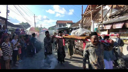 Peringati Tahun Baru Islam 1 Muharam 1445 H, Warga di Lumajang Gelar Sedekah Desa