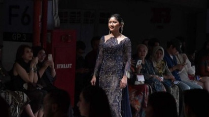 Erina Gudono Istri Kaesang Pangarep Catwalk Pakai Kebaya di JF3 2023