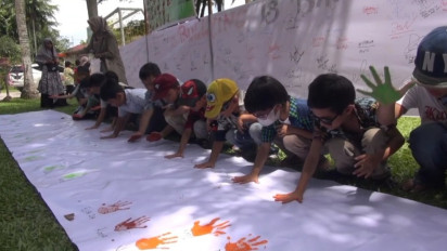 Hari Anak Nasional, Siswa SD di Medan Aksi Cap Tangan dan Tanda Tangan Petisi Stop Bullying di Sekolah