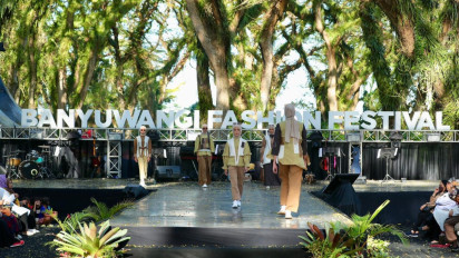 Berlatar Hutan De Djawatan, Banyuwangi Hadirkan Fashion Show yang Menyatu dengan Alam