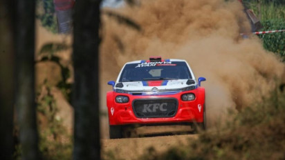 Sean Gelael Hibur Penonton di Kejurnas Sprint Rally 2023