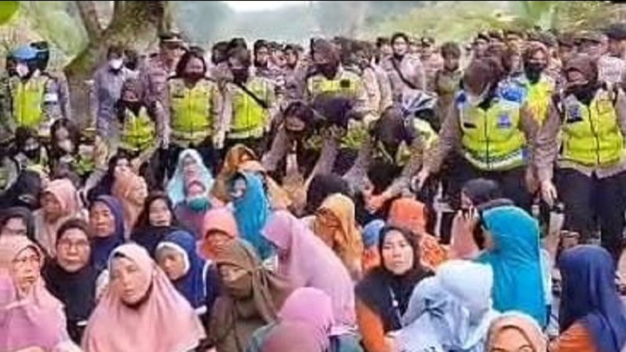 Viral Aksi Polisi Bubarkan Demo di PT FPIL, Polda Jambii: Warga Blokir Jalan Sampai 2 Minggu
            - galeri foto
