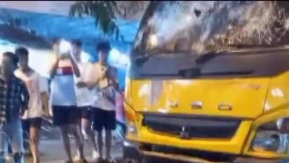 Diduga Tabrak Lari, Sopir Truk dan Kernet Diamuk Massa di Jalan Brigjen Katamso