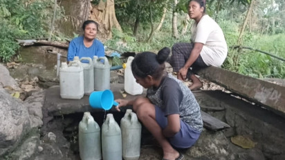 Miris! Musim Kemarau, Warga di Sikka NTT Kesulitan Air Bersih, Air Kubangan Jadi Rebutan