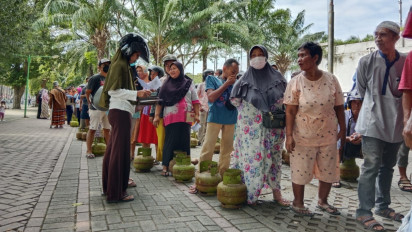Stok Langka, Ratusan Warga di Banyuwangi Antre Berpanasan Berburu Elpiji 3 Kg