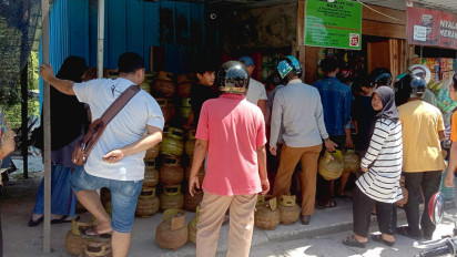 Gas Elpiji Kosong, Warga Karimun Serbu Pangkalan Elpiji