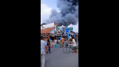 8 Bangunan Rumah dan Toko di Pasar Losari Cirebon Ludes Terbakar, Tiupan Angin Kencang Percepat Kobaran Api