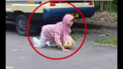 Viral Remaja Putri Difabel Jualan Peyek Sambil Merangkak di Surabaya, Begini Kisahnya!