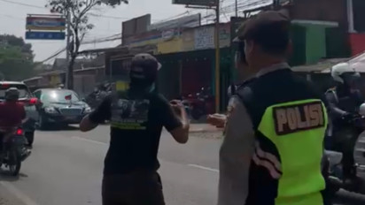 Ayah Korban Tragedi Kanjuruhan Nekat Hadang Mobil Presiden Jokowi, Ini Alasannya!