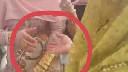 Diduga Istri Plt Bupati Padang Lawas Pamer Banyak Perhiasan di Tangan saat Datang ke Pesta, Netizen: Seperti Toko Emas Berjalan