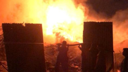 Gunungan Limbah Pabrik di Pasinan Gresik Terbakar Hebat, Kobaran Api Membumbung Tinggi