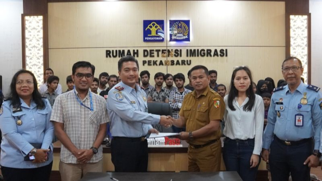 Rudenim Pekanbaru Pindahkan 27 Imigran Asal Myanmar ke Pekanbaru
            - galeri foto