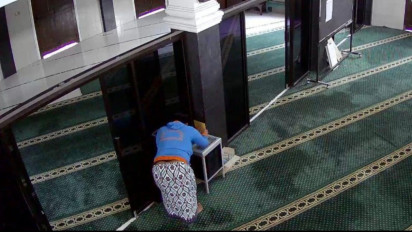 Pura-Pura Ibadah, Seorang Pria Terekam CCTV Curi Uang Kotak Amal di Masjid Sekayu Semarang