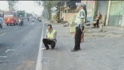 Sasak Dump Truk Parkir di Jalan Raya Lumajang, Probolinggo, Kernet Truk Kayu Tewas