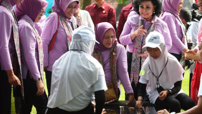 Keliling Banyuwangi, Ibu Negara Iriana Bermain Tradisional Bersama Anak-anak 