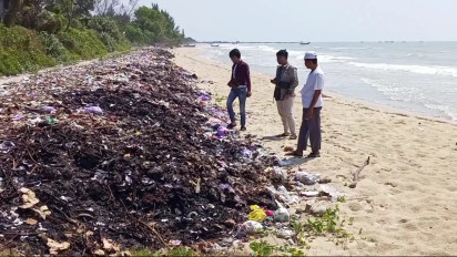 Bau Menyengat, Puluhan Ton Sampah Menggunung di Pesisir Plawangan Pantai Rembang