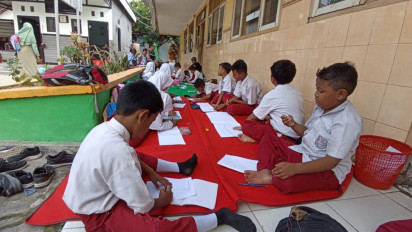 Sepekan Lebih, Puluhan Siswa SDN di Bojonegoro Belajar di Teras Kelas Tanpa Guru, Ini Alasannya!