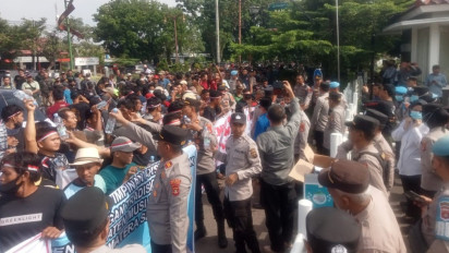 Ribuan Warga Kepung Kantor Bupati Muba Tuntut Legalitas Penyulingan Minyak
